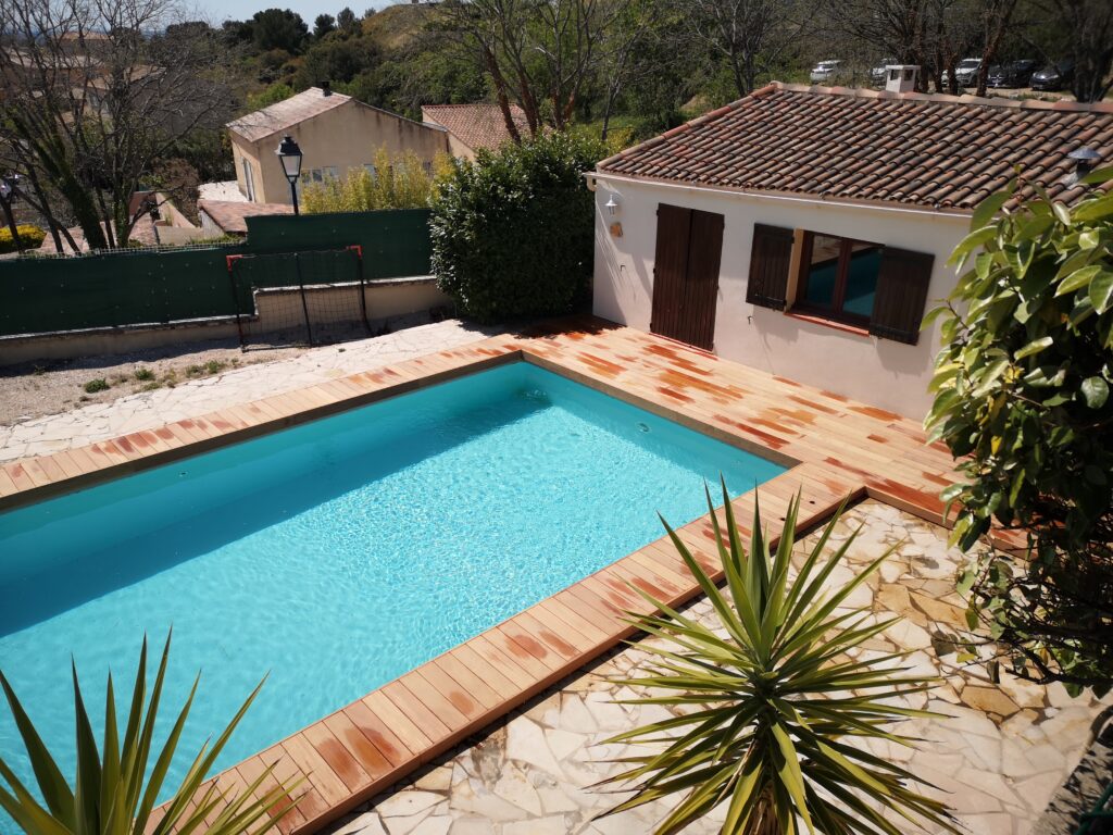 Terrasse bois cumaru autour d une piscine , ensoleillé